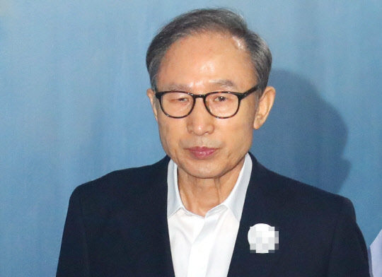 '다스' 자금을 횡령하고 삼성 등에서 거액의 뇌물을 챙긴 혐의로 기소된 이명박 전 대통령이 5일 오후 서울 서초구 서울중앙지법에서 열린 1심 선고공판에서 다스 자금 246억 횡령·삼성 뇌물 59억 등 7가지 공소사실이 유죄로 인정되며 징역 15년에 벌금 130억을 선고받았다.  사진은 지난달 6일 1심 결심 공판에 출석하기 위해 호송차에서 내려 법정으로 향하는 이 전 대통령.